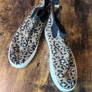 CUSHIONAIRE | ladies Ruby pull on fashion sneakers. Size: 7M